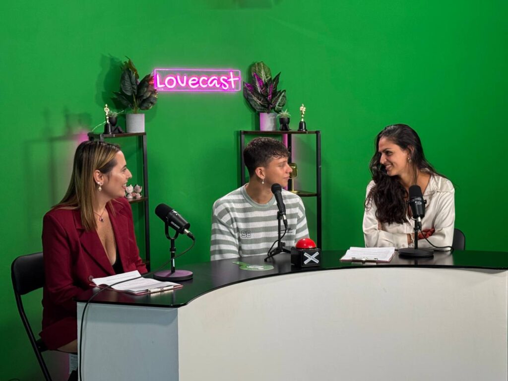 GreenStudio: intervista a tre voci al desk con microfoni professionali