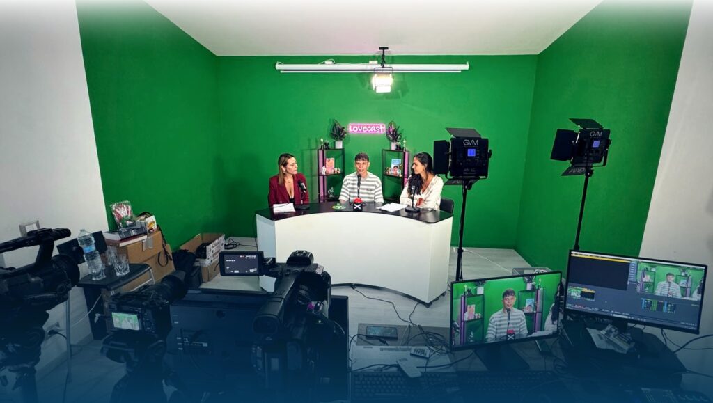 GreenStudio TechMedia Group: set green screen con desk, tre ospiti e regia multicamera