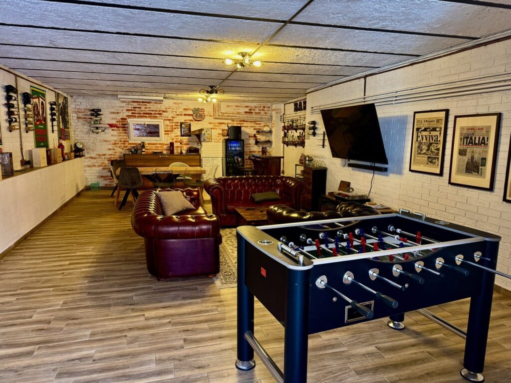 Studio Bunker Roma: vista dell ambiente con calciobalilla e divani